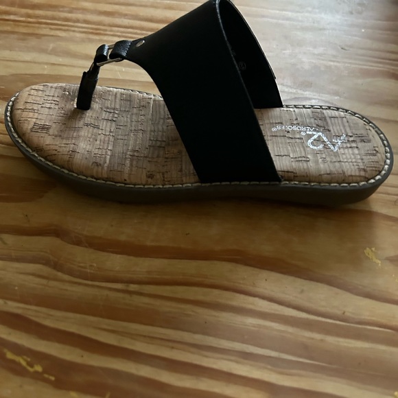Slightly used slide sandal - Picture 4 of 5